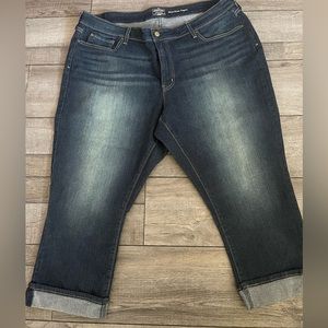 New Signature by Levi Mid-Rise Capri Jean Faded Front NWOT Size 24